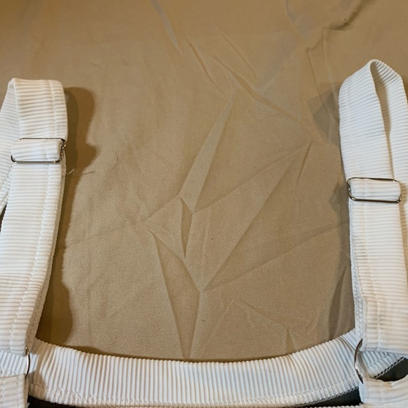 Edikted Two-Tone Ribbed Sports Bra - Picture 5 of 5